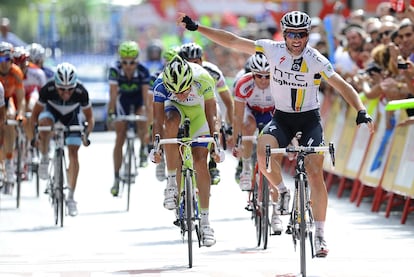 Albasini celebra su triunfo en la meta de Ponferrada.