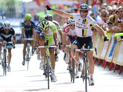 Albasini celebra su triunfo en la meta de Ponferrada.