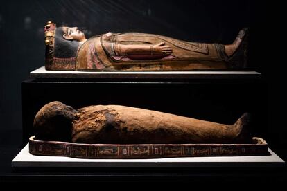 Momia y ataúd de una joven, del museo de Aberdeen, en la exposición 'Hijas del Nilo'.
