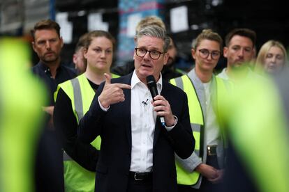 El líder del Partido Laboralista, Keir Starmer, habla con varios electores en un acto de campaña este martes.