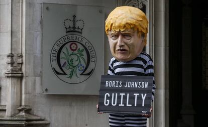 Un manifestante, disfrazado de Boris Johnson, a las puertas del Tribunal Supremo británico, este martes en Londres. 