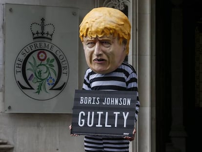 Un manifestante, disfrazado de Boris Johnson, a las puertas del Tribunal Supremo británico, este martes en Londres. 