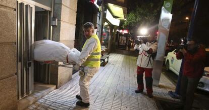 Miembros del servicio funerario de Vigo trasportan el cadáver de una mujer víctima de violencia machista el pasado lunes.