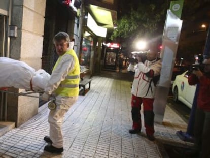 Miembros del servicio funerario de Vigo trasportan el cadáver de una mujer víctima de violencia machista el pasado lunes.