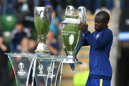 El centrocampista francés del Chelsea N'Golo Kante coloca el trofeo de la Liga de Campeones junto al trofeo de la Supercopa antes de la final de la Supercopa de la UEFA entre el Chelsea y el Villarreal en Windsor Park en Belfast.