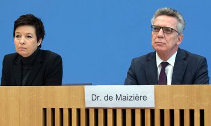 El ministro alem&aacute;n del Interior, Thomas de Maizi&egrave;re, y la presidenta de la oficina federal para la Migraci&oacute;n y los Refugiados, Jutta Cordt, durante la presentaci&oacute;n de los datos de demandantes de asilo el martes.  