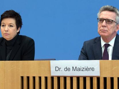 El ministro alemán del Interior, Thomas de Maizière, y la presidenta de la oficina federal para la Migración y los Refugiados, Jutta Cordt, durante la presentación de los datos de demandantes de asilo el martes.