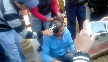 Alleged members of the CNTE clip off a teacher's hair in Chiapas.