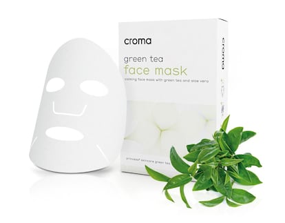 Té verde y aloe vera. Las mascarillas faciales Croma las prescriben dermatólogos y médicos estéticos. Son un concentrado de potentes activos para el cuidado y tratamiento de la piel. Su tejido, 100% rayón, y su estructura reticular en 3D permiten dar un ajuste al rostro. Para aliviar los estragos del verano, presenta la mascarilla facial calmante con té verde y aloe vera. Tiene propiedades antioxidantes y calmantes que mejoran las irritaciones de la piel, al tiempo que promueven su regeneración y aumentan sus defensas frente a las agresiones ambientales. La caja de ocho mascarillas individuales cuesta 56 euros; una unidad, 10 euros. 