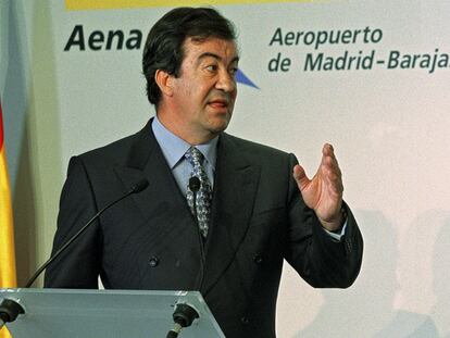 Francisco Álvarez-Cascos, el 18 de septiembre de 2002, durante una visita al aeropuerto de Barajas siendo ministro de Fomento.