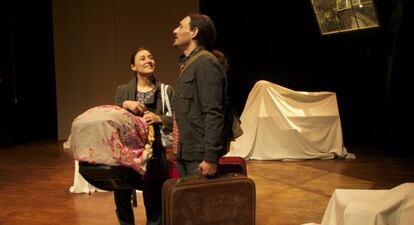 Carolina Roman y Nelson Dante, en una escena de 'En construcción'