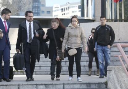 María José Fandiño (en el centro) y Roberto García, primero por la derecha, a la salida de la Audiencia Provincial de Madrid.