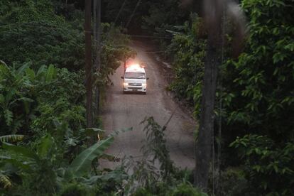 Horas depois do começo da operação de resgate, ambulância deixa a entrada da caverna onde os 12 meninos e o treinador ficaram presos