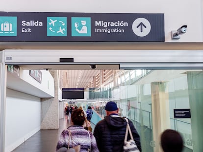 Puerta de salida del Aeropuerto Internacional Benito Juárez, en Ciudad de México.