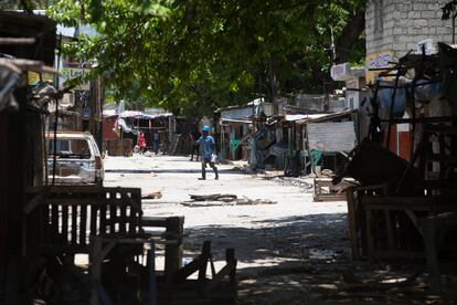Un hombre cruza una calle con barricadas durante enfrentamientos entre bandas armadas en el barrio de La Plaine de Puerto Príncipe, el 6 de mayo de 2022. Las pandillas, cada vez más poderosas, intentan controlar más territorio durante el vacío de poder político dejado por el asesinato del presidente Jovenel Moise en 2021.