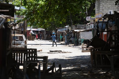 Un hombre cruza una calle con barricadas durante enfrentamientos entre bandas armadas en el barrio de La Plaine de Puerto Príncipe, el 6 de mayo de 2022. Las pandillas, cada vez más poderosas, intentan controlar más territorio durante el vacío de poder político dejado por el asesinato del presidente Jovenel Moise en 2021.