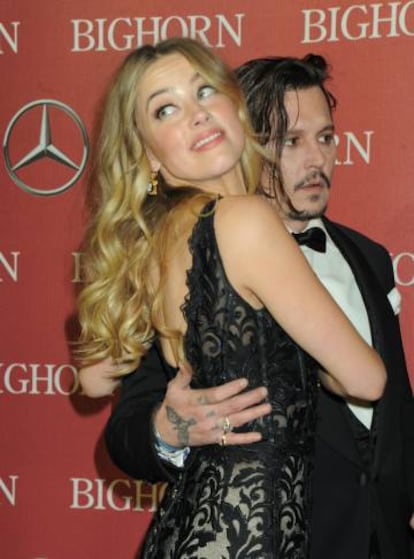 Amber Heard y Johnny Depp, el pasado enero. En los nudillos de la mano derecha del actor se puede leer SLIM.