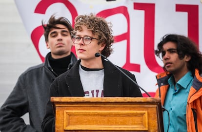 Estudiantes extranjeros de la Universidad de Harvard hablan en una protesta contra las medidas propuestas por Trump, en abril pasado en Cambridge, Massachusetts.