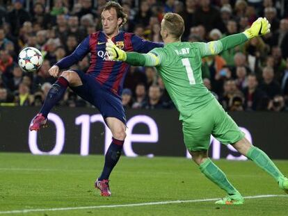 Rakitic bate a Hart en el pasado Bar&ccedil;a-City de Liga de Campeones. 