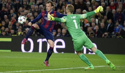 Rakitic bate a Hart en el pasado Bar&ccedil;a-City de Liga de Campeones. 