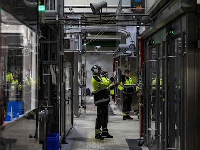 Operadores de una fábrica de Coca-Cola en el norte de Francia.