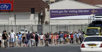 Tráfico de personas ayer hacia el centro de Gibraltar.