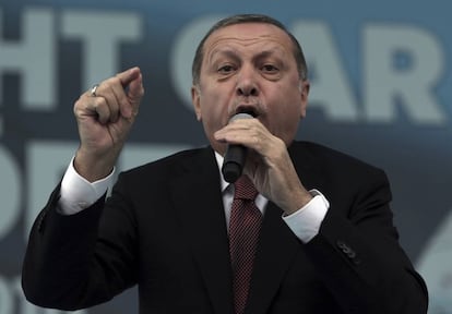 El presidente Erdogan inaugura una estación de tren en Ankara en octubre.