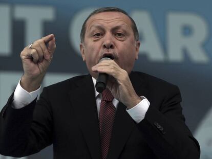 El presidente Erdogan inaugura una estaci&oacute;n de tren en Ankara en octubre.