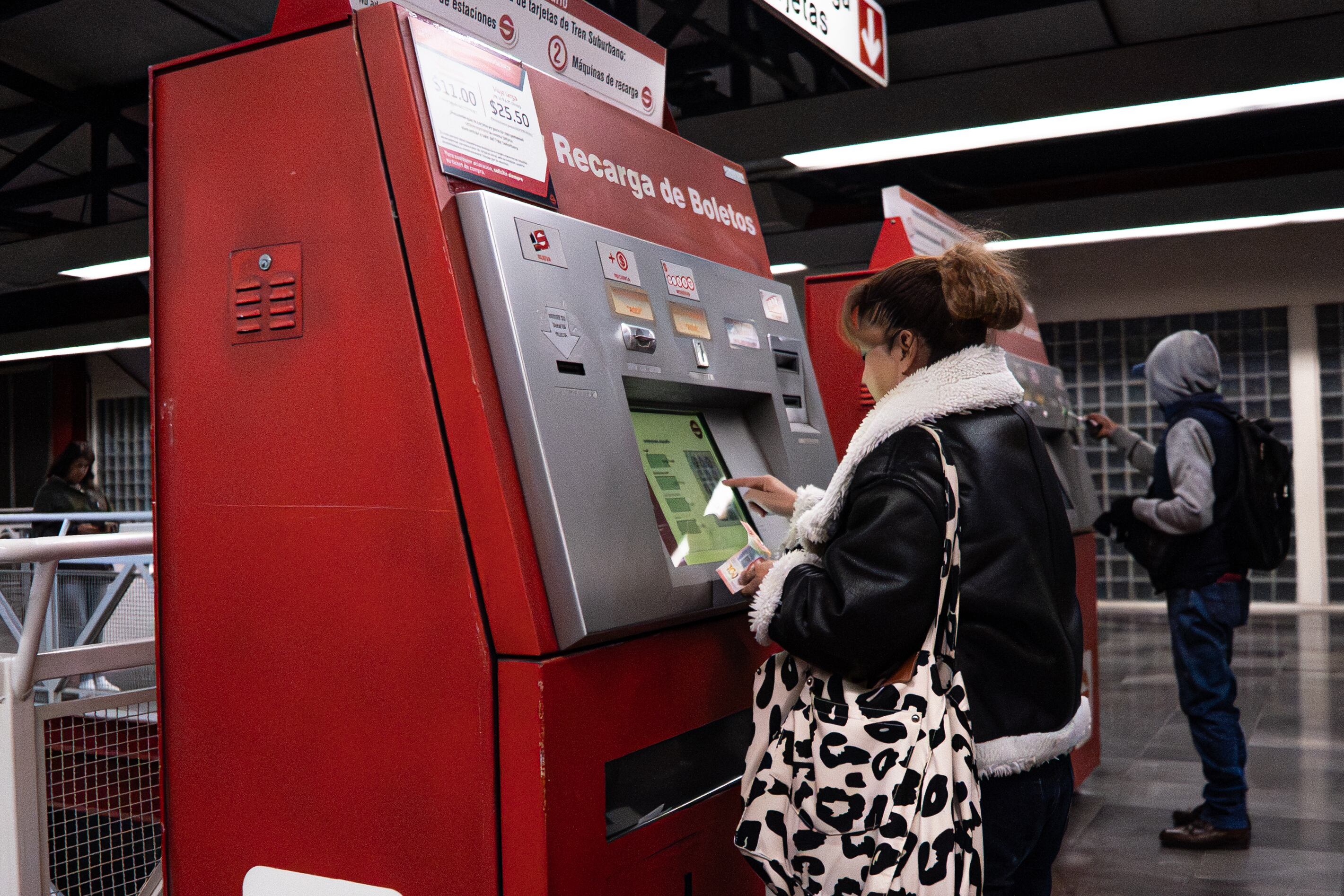 Santos paga su boleto de pasaje de $25.50 en la estación del Suburbano.