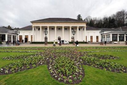 Fachada principal del casino, que alude al Olimpo con su estilo griego.