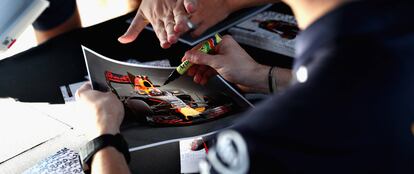 Daniel Ricciardo firma autógrafos para sus fans en Melbourne, Australia, el 22 de marzo de 2018.