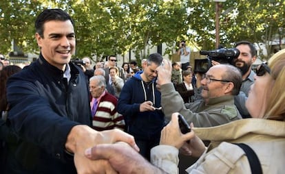 Pedro Sánchez, este domingo, tras la concentración celebrada en Getafe en apoyo de las víctimas del atentado de París.