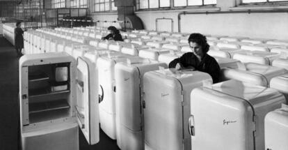Cientos de frigoríficos en una fábrica húngara, alrededor del año 1959.