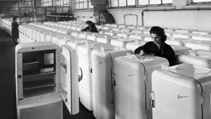 Cientos de frigoríficos en una fábrica húngara, alrededor del año 1959. 