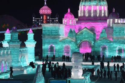 Visitantes del Festival de Hielo y Nieve de Harbin (China).