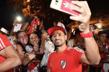 El delantero uruguayo Rodrigo Mora se toma una selfie con fanáticos de River que llegaron a la concentración.