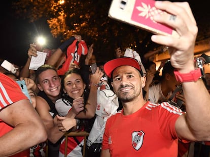 El delantero uruguayo Rodrigo Mora se toma una selfie con fanáticos de River que llegaron a la concentración.