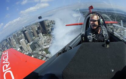 O piloto acrobático Sejam D. Tucker deixa um rastro de fumaça com seu avião Team Orade Extra 300L, em Seattle, Washington (EE.UU), em 4 de agosto.