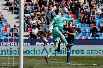 Este fallo en la salida de Joan García supuso el gol del empate de Dani Gómez en el Levante-Espanyol disputado este sábado en el Ciutat de Valencia.