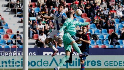 Este fallo en la salida de Joan García supuso el gol del empate de Dani Gómez en el Levante-Espanyol disputado este sábado en el Ciutat de Valencia.