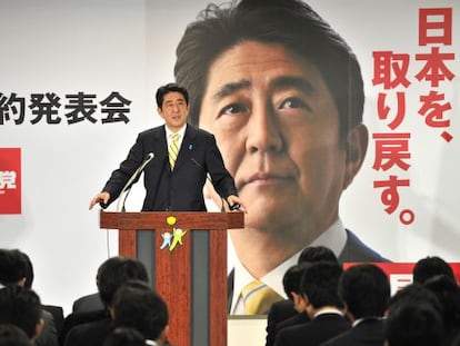Shinzo Abe durante la presentaci&oacute;n de su programa electoral. 