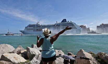 Una mujer de origen cubano despide al Adonia en su viaje de Miami al puerto de La Habana.