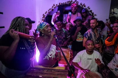 Músicos cantan en el primer piso de la casa de Nidia Góngora, durante el arrullo.