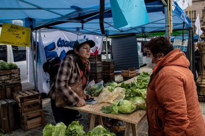 Un comprador asiste a un mercado organizado por la Unión de Trabajadores Económicos Populares, en Argentina.