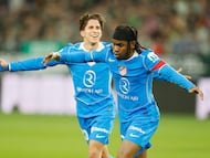 Ademola Lookman (derecha) celebra tras marcar el tercer gol del Atlético ante el Betis.