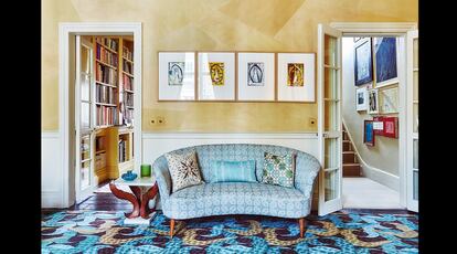 En el salón, sofá diseñado por Gio Ponti y tapizado con tejido Panarea Aqua. Las cuatro acuarelas de la pared son del artista italiano Francesco Clemente. 