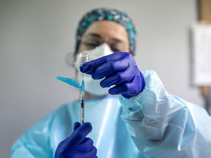 Enfermeira prepara uma dose da vacina em um posto de saúde de Valência (leste da Espanha), no final de janeiro.