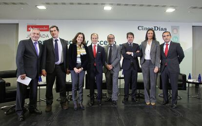 Foto de Familia con los Ponentes, y el director de Cinco Días.