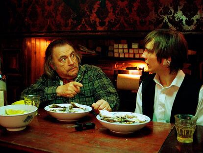 Brian Cox (izquierda) y Paul Dano, en una imagen de <i>The good heart.</i>