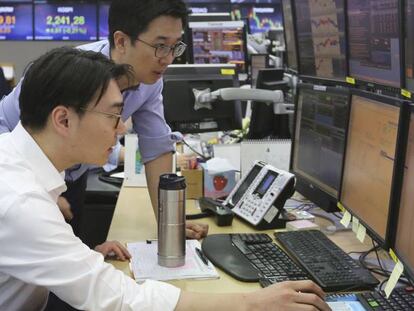 Operadores de divisas en Seúl. 